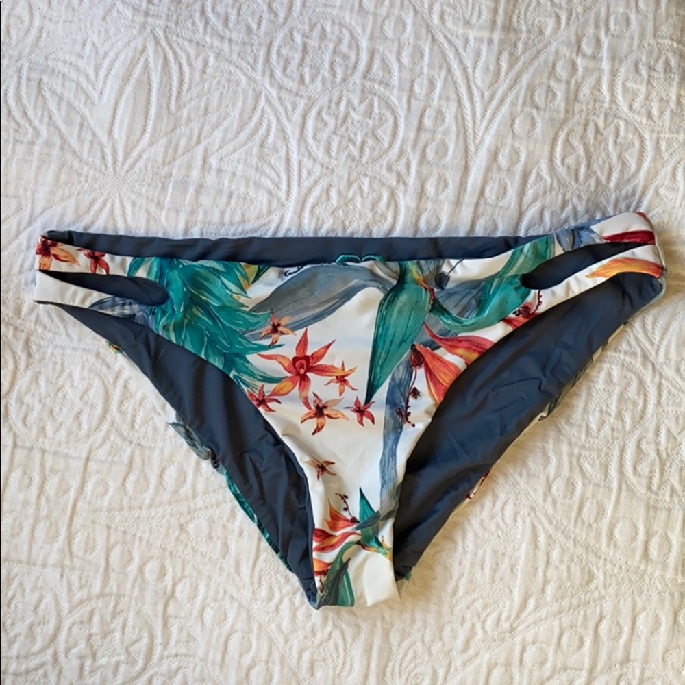 ROXY BIKINI BOTTOMS. Size: S, multi-colored.